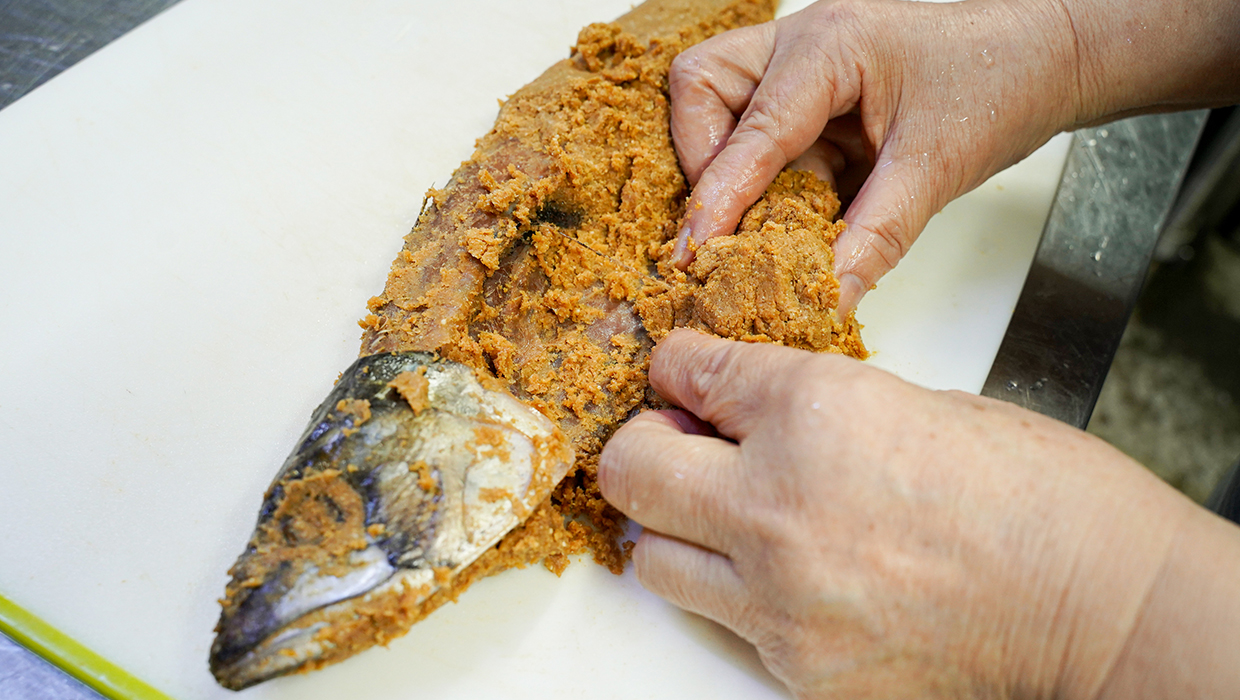 へしこのヌカを手で取る画像